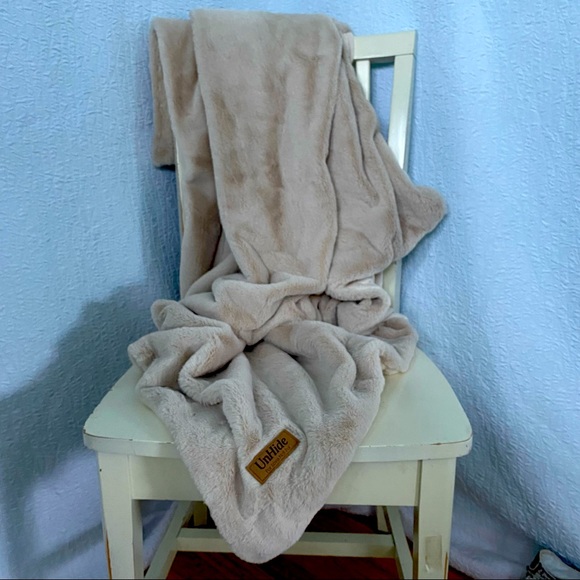 Unhide Bedding Unhide Lil Marsh Plush Faux Fur Throw Beige Oatmeal